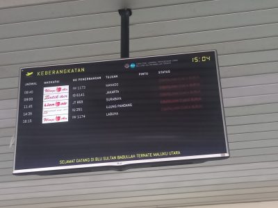 Informasi Layar Monitor Bandara Sultan Babullah (foto/kalesang.id)